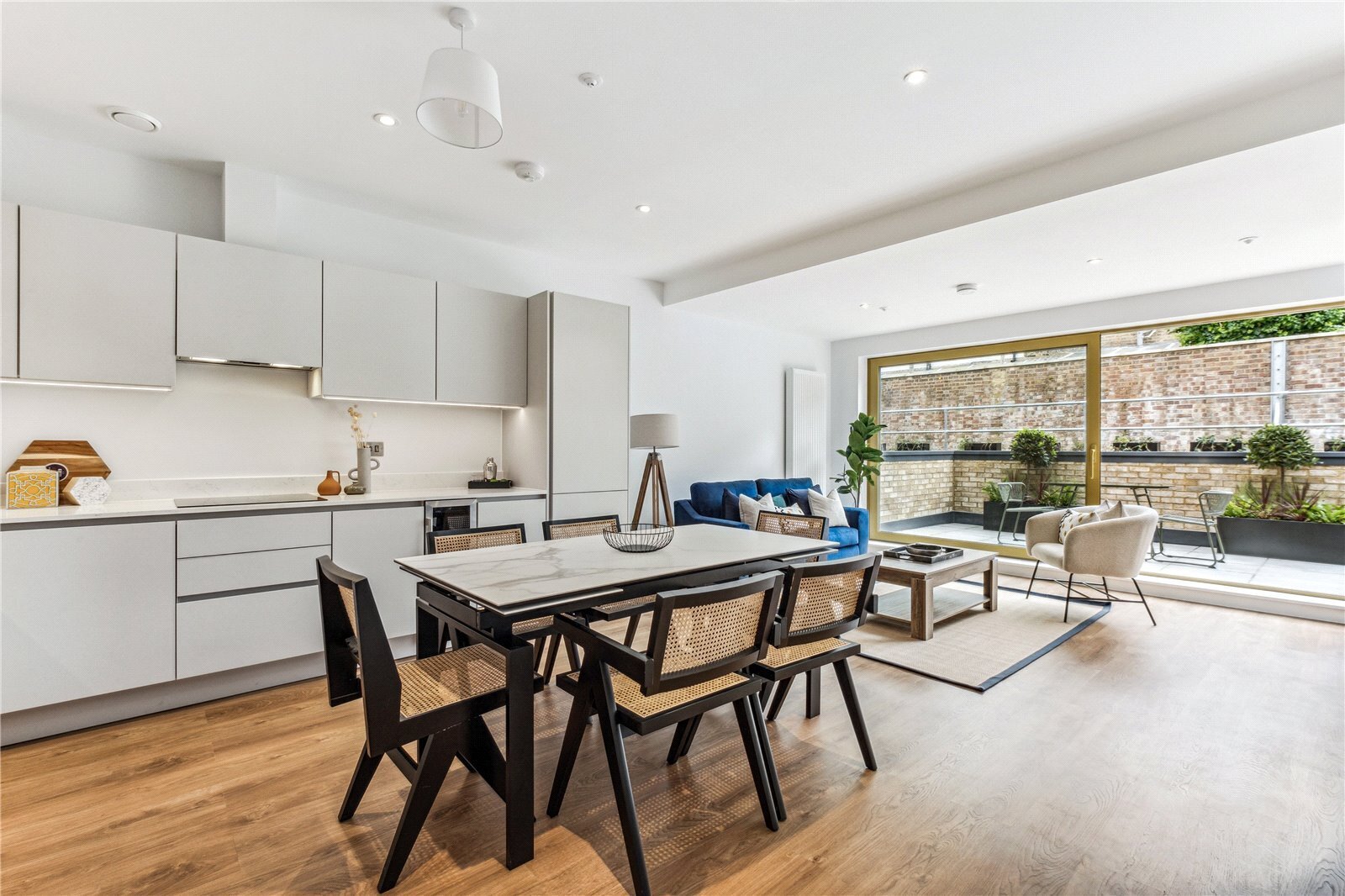 3 bedroom Flat For Sale
