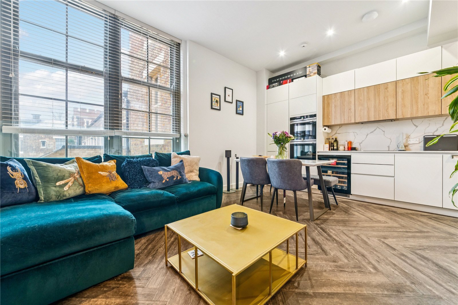 2 bedroom Flat For Sale