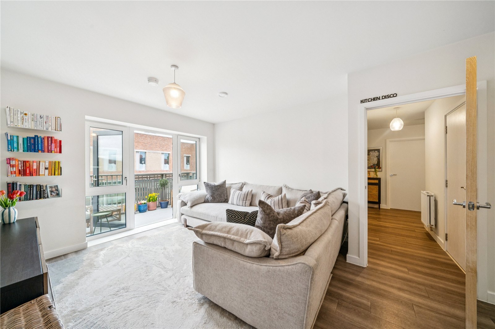 2 bedroom Flat For Sale