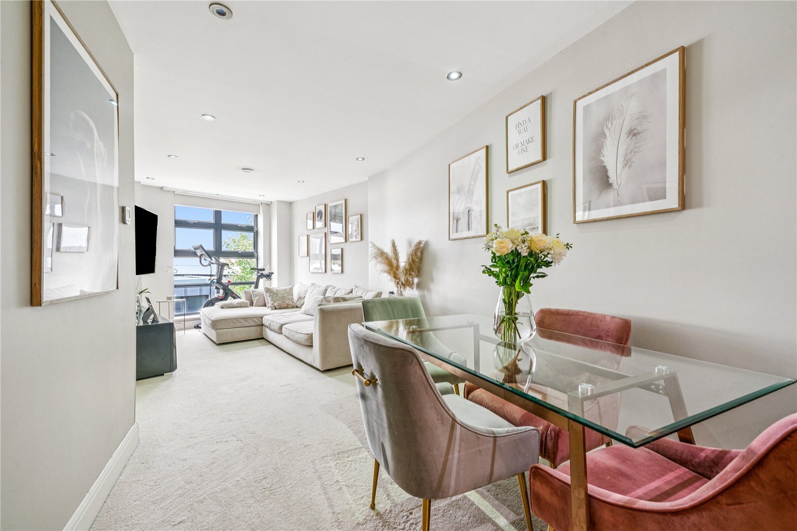 2 bedroom Flat For Sale