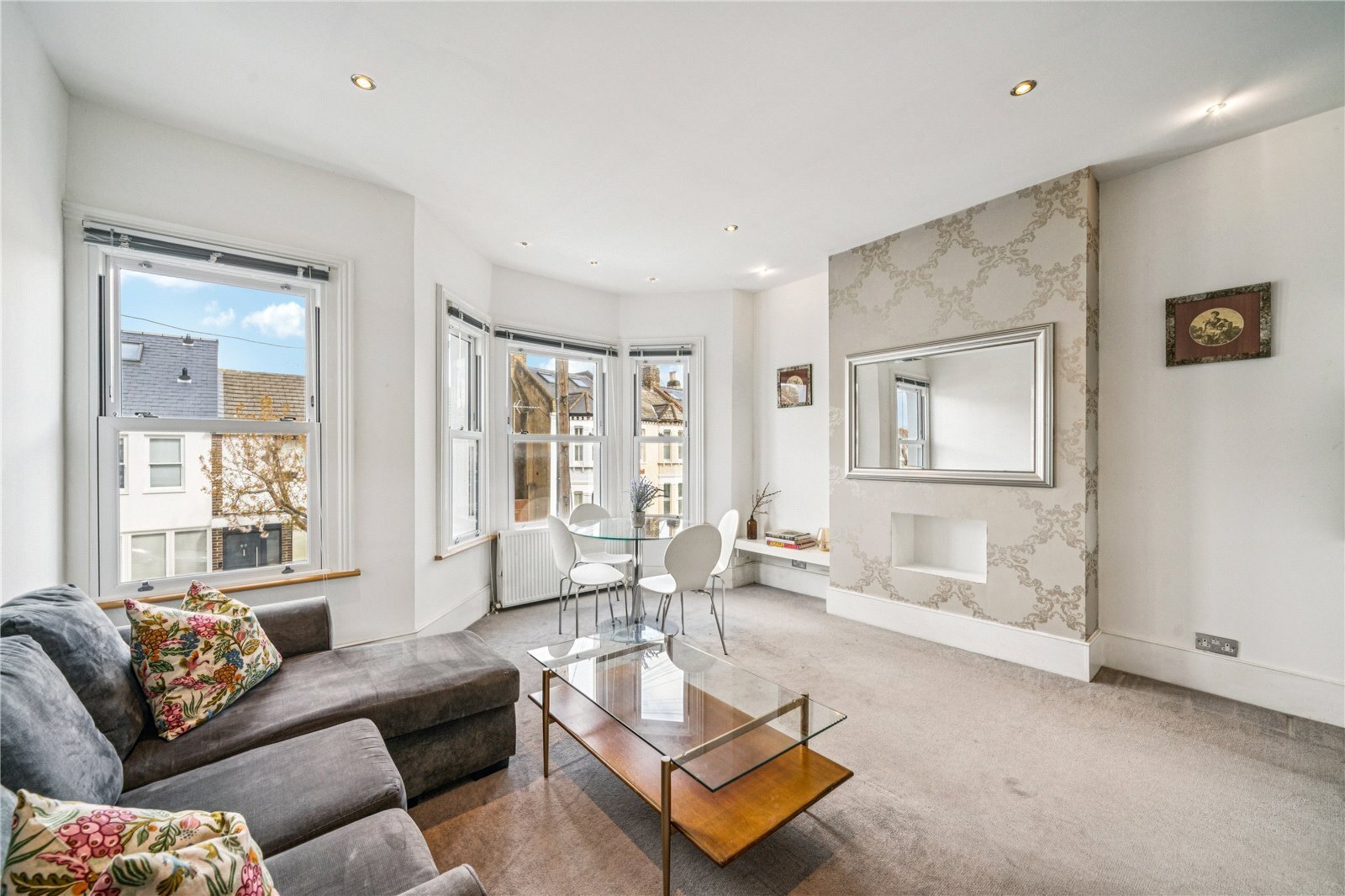 3 bedroom Flat For Sale