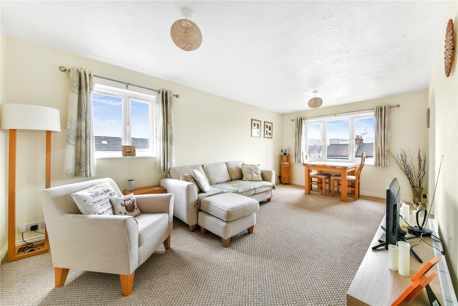 2 bedroom Flat For Sale