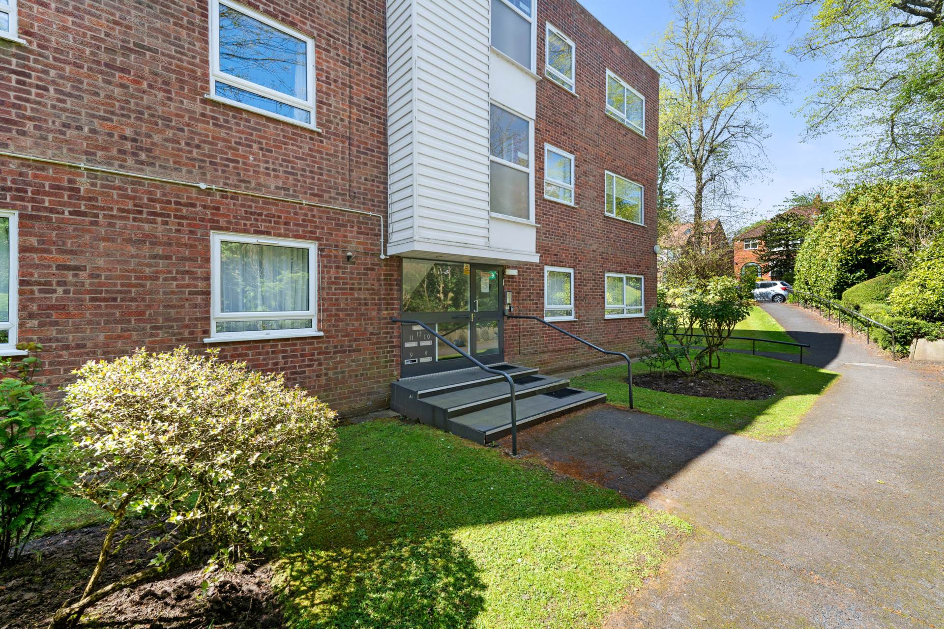 2 bedroom Flat For Sale