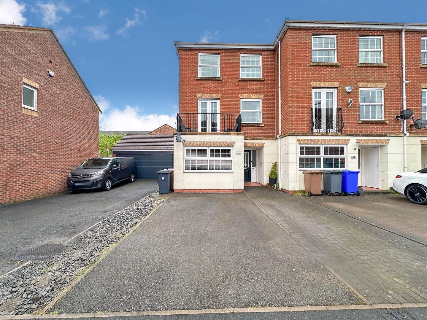 5 bedroom Town house Under Offer