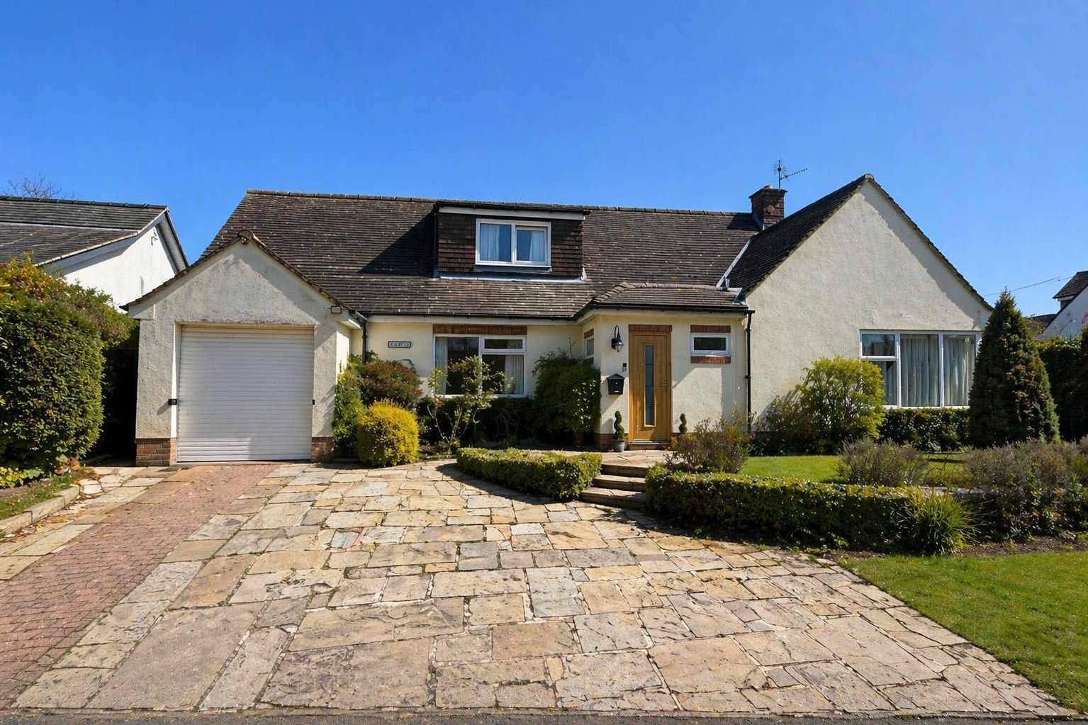 5 bedroom Link detached house Under Offer