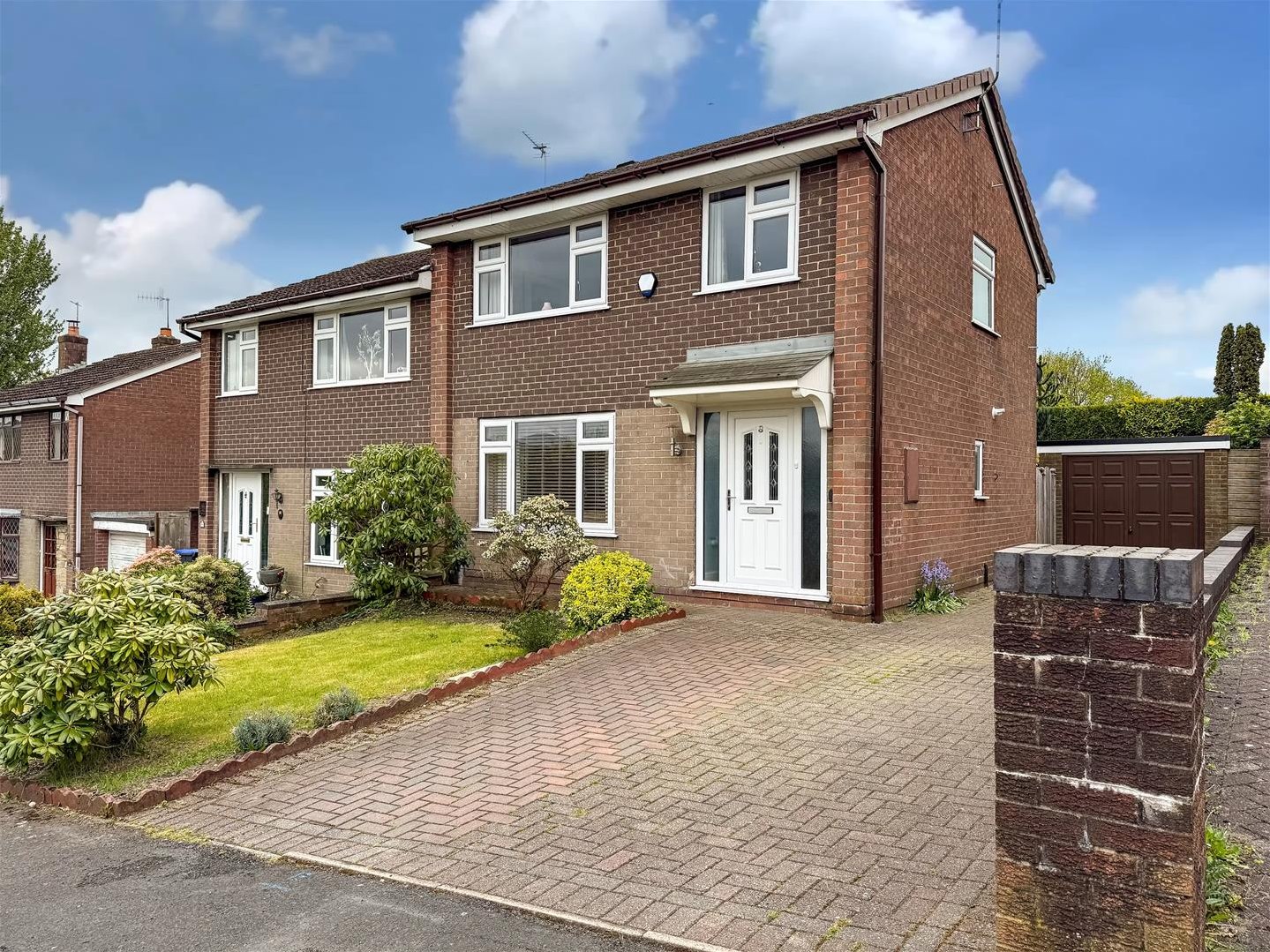 3 bedroom Semi-detached house Under Offer