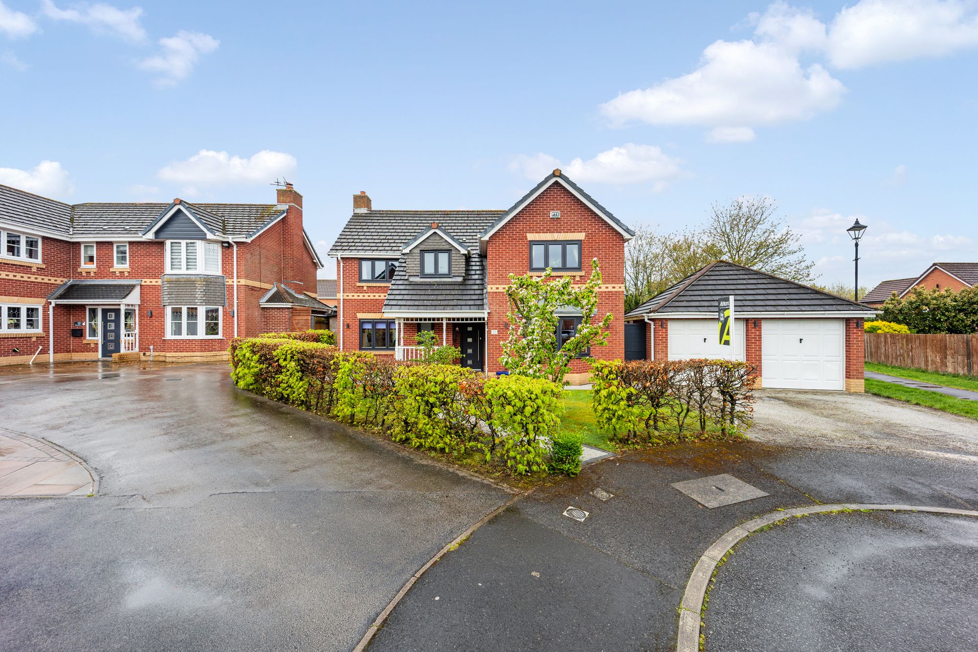 4 bedroom Detached house Under Offer