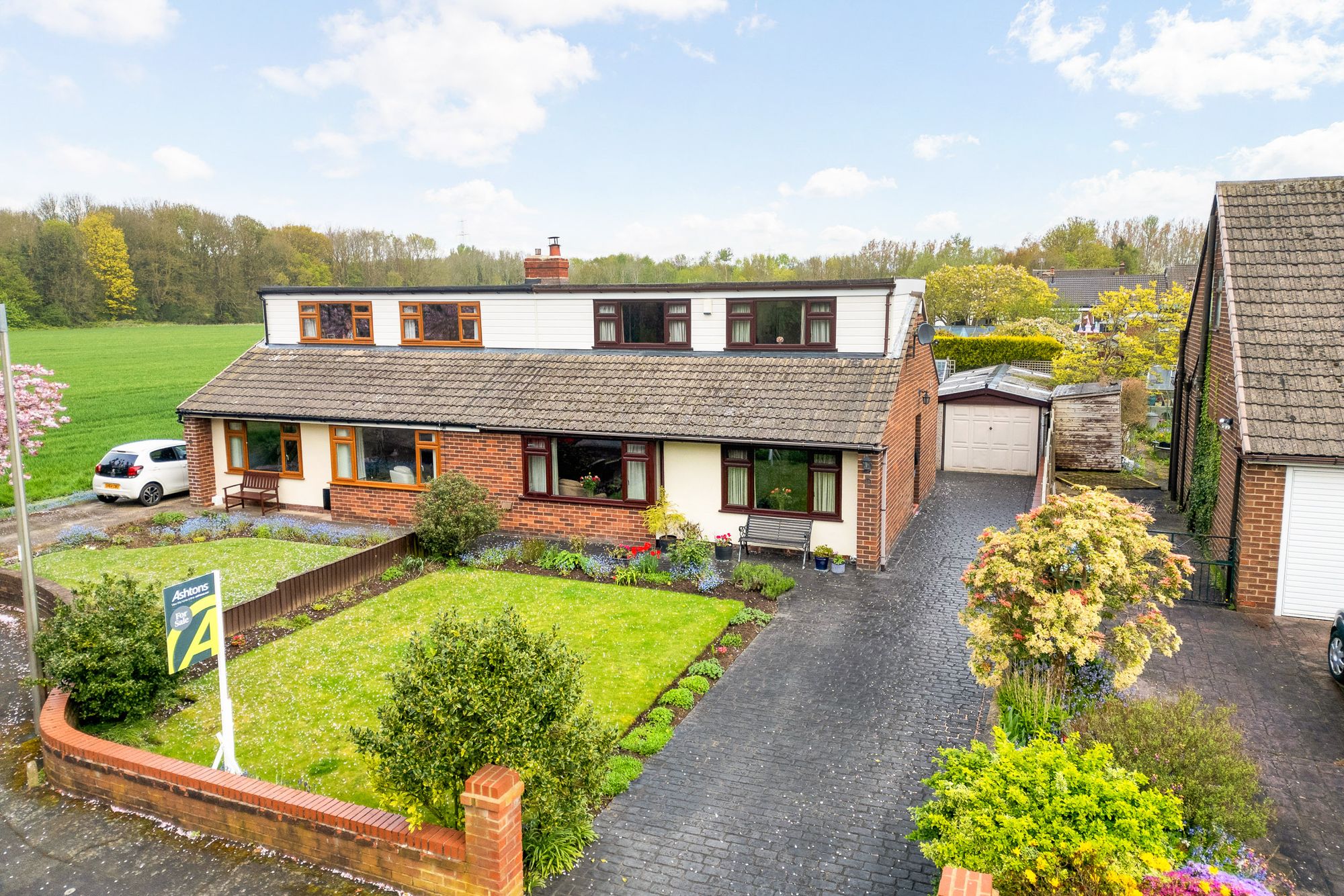 3 bedroom Semi-detached house Under Offer