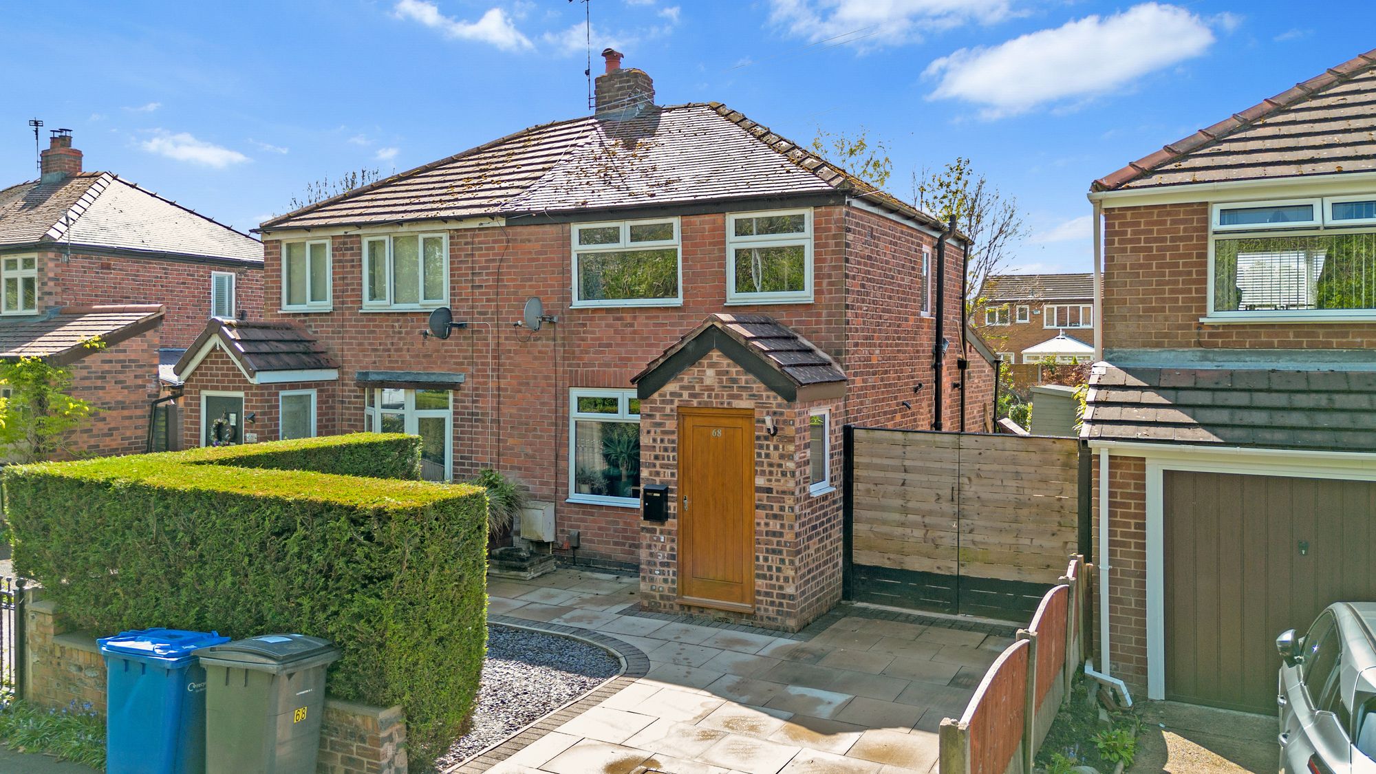 2 bedroom Semi-detached house Under Offer
