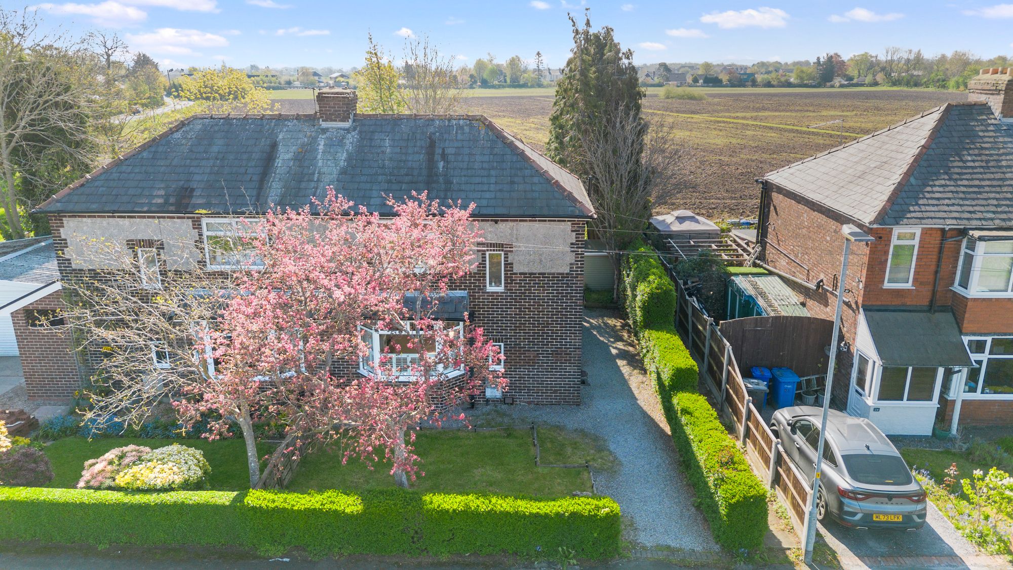 2 bedroom Semi-detached house Under Offer