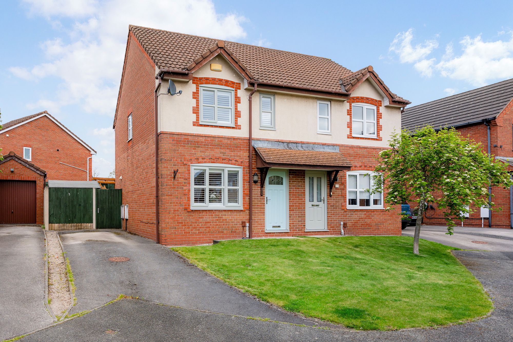 3 bedroom Semi-detached house Under Offer