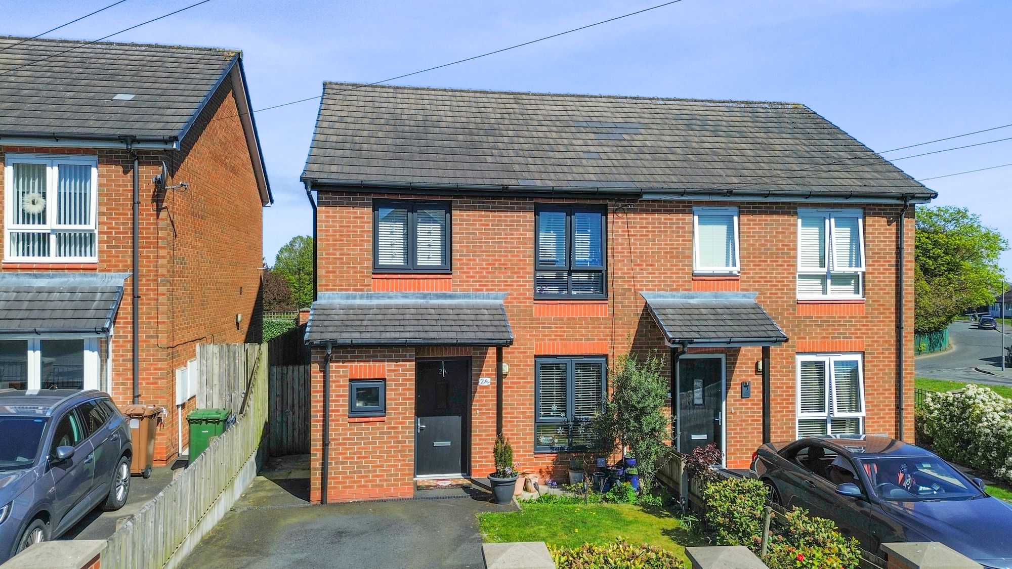 3 bedroom Semi-detached house Under Offer