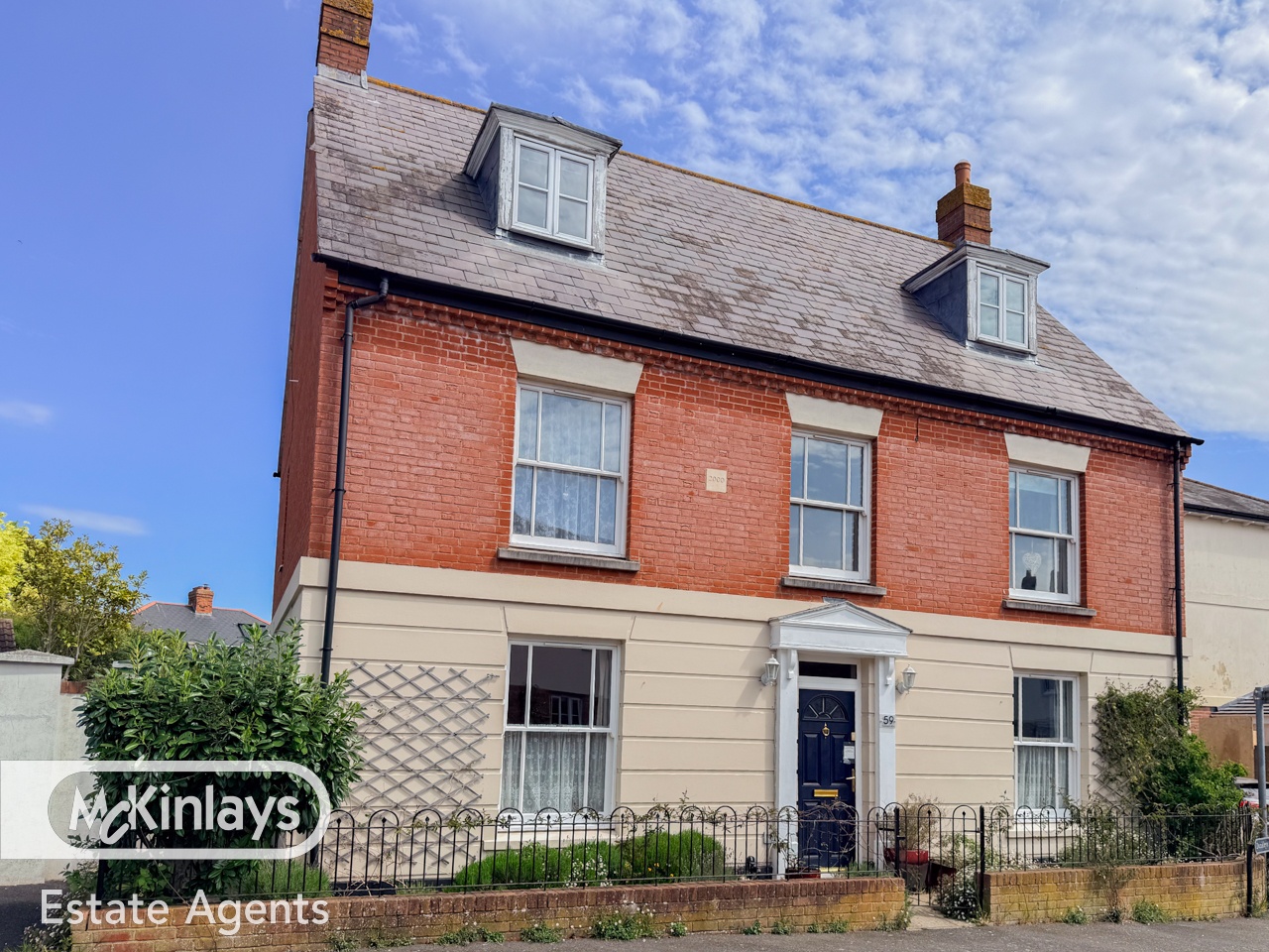 5 bedroom Detached house Under Offer