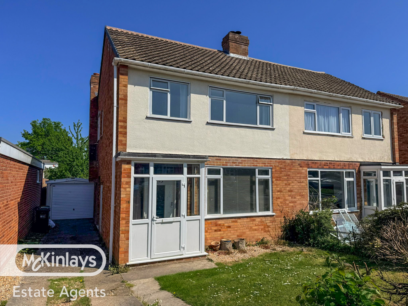3 bedroom Semi-detached house Under Offer