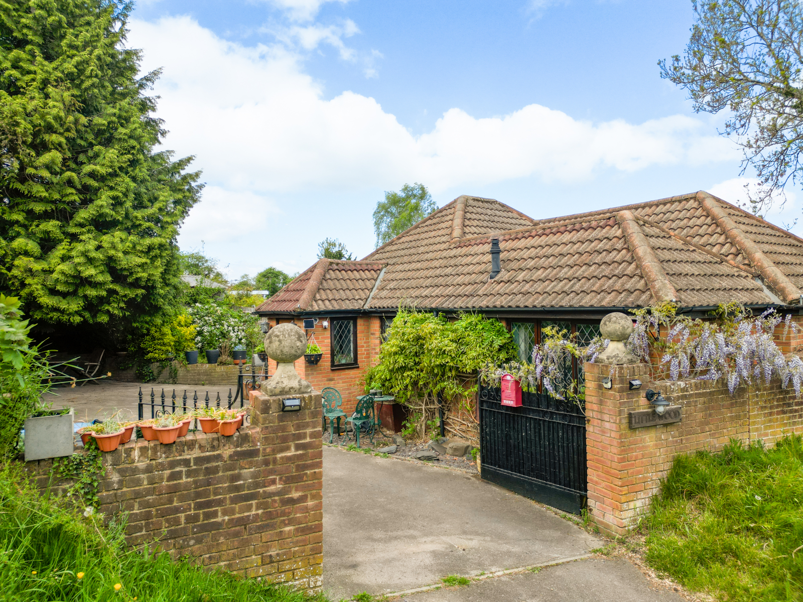 2 bedroom Detached bungalow For Sale