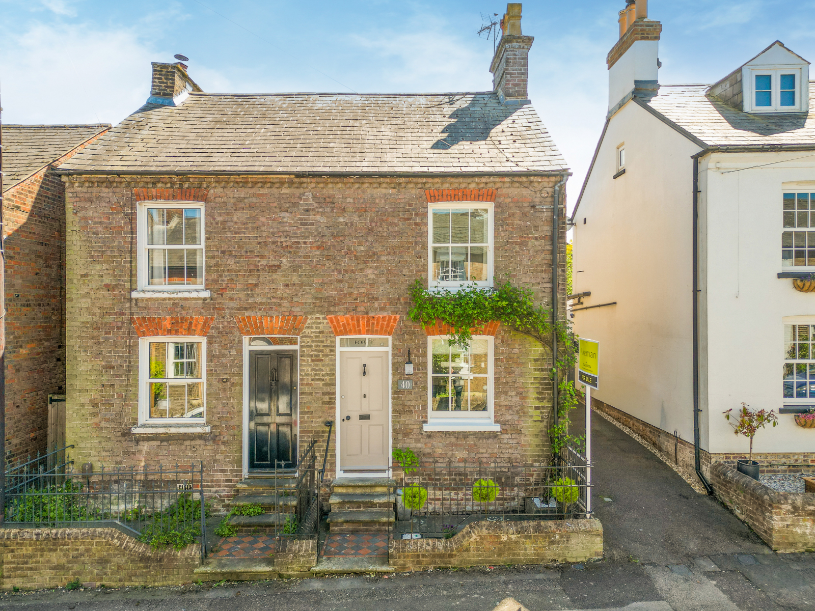 3 bedroom Semi-detached house Under Offer
