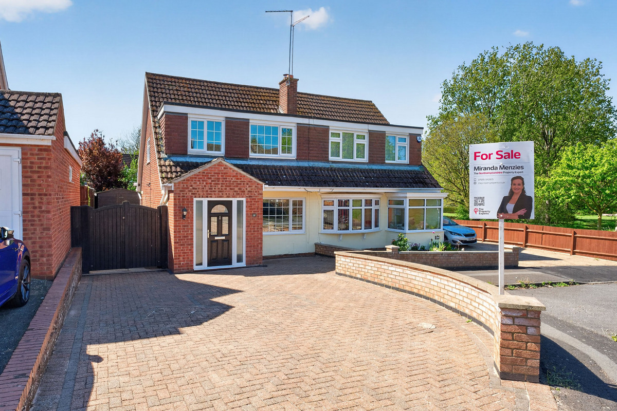 3 bedroom Semi-detached house For Sale