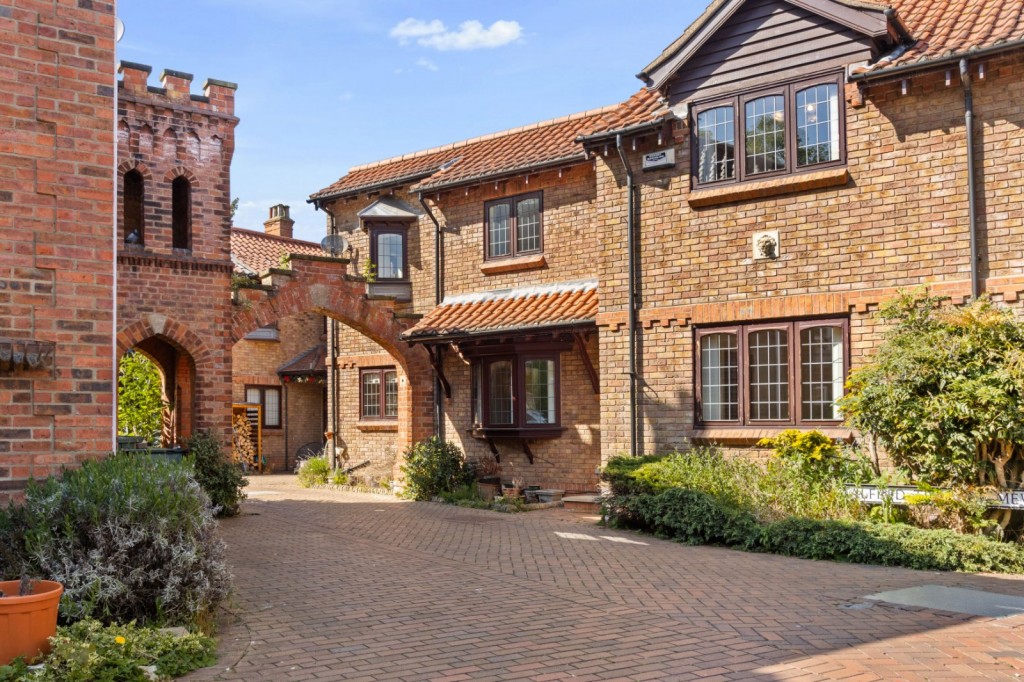 2 bedroom Cottage For Sale