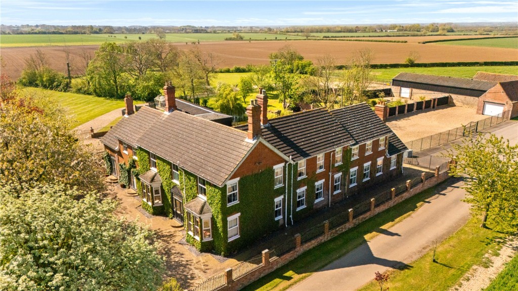 5 bedroom Detached house Under Offer