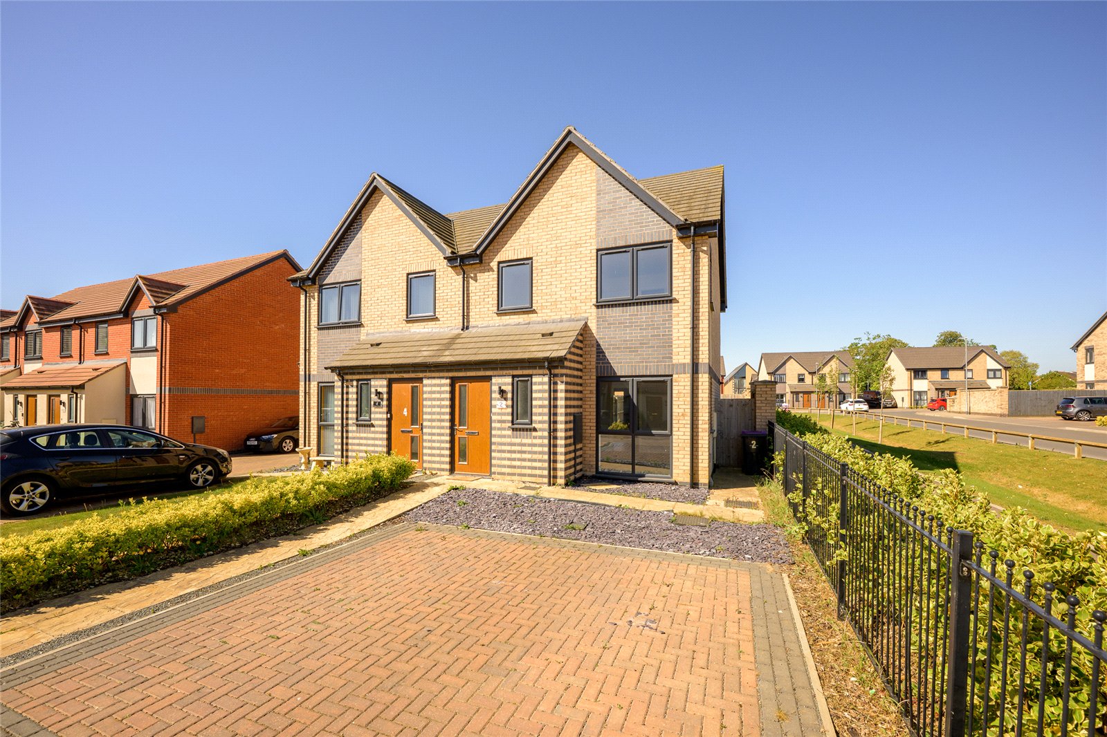 3 bedroom Semi-detached house Under Offer