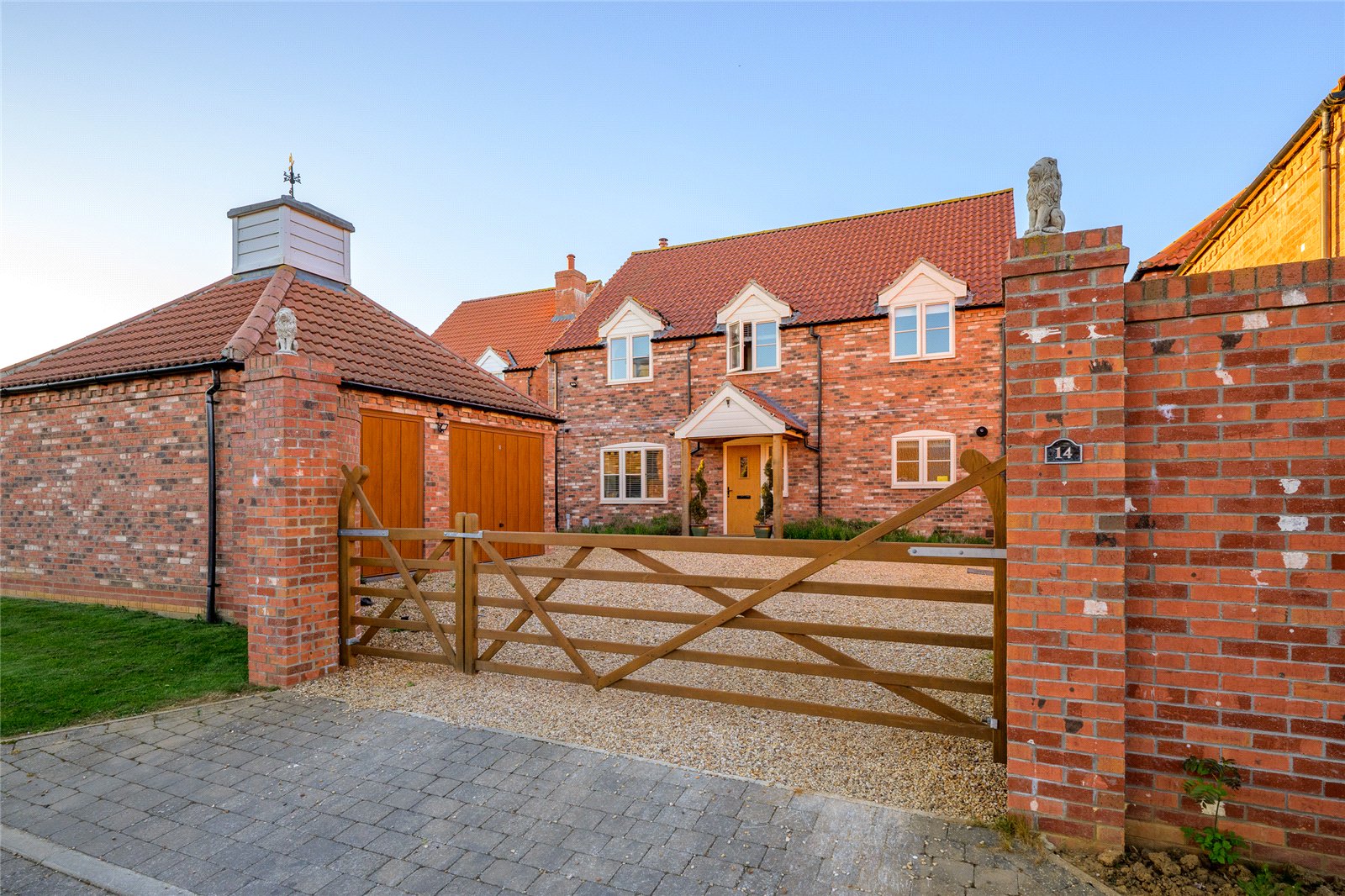 5 bedroom Detached house Under Offer