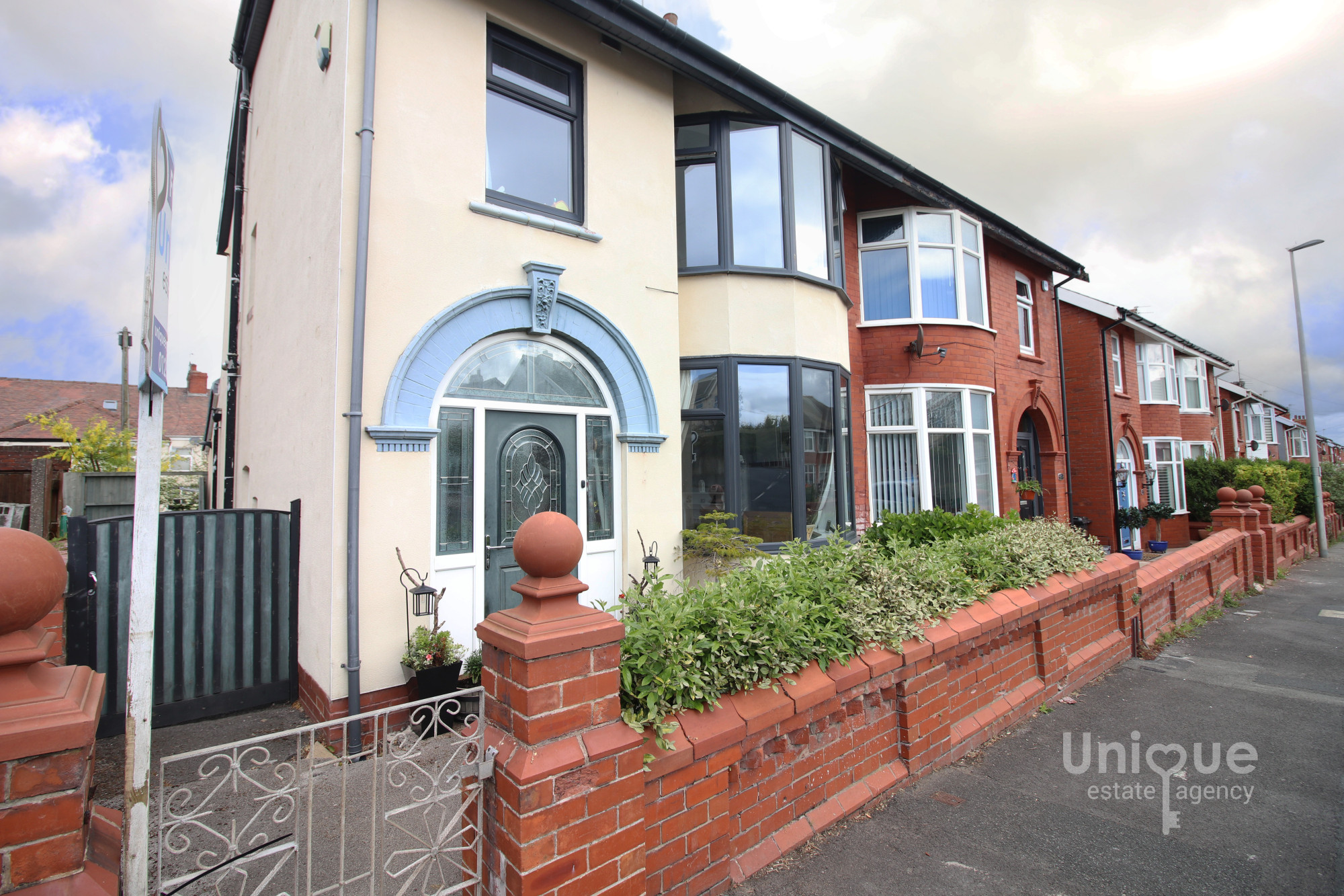 5 bedroom Semi-detached house Under Offer