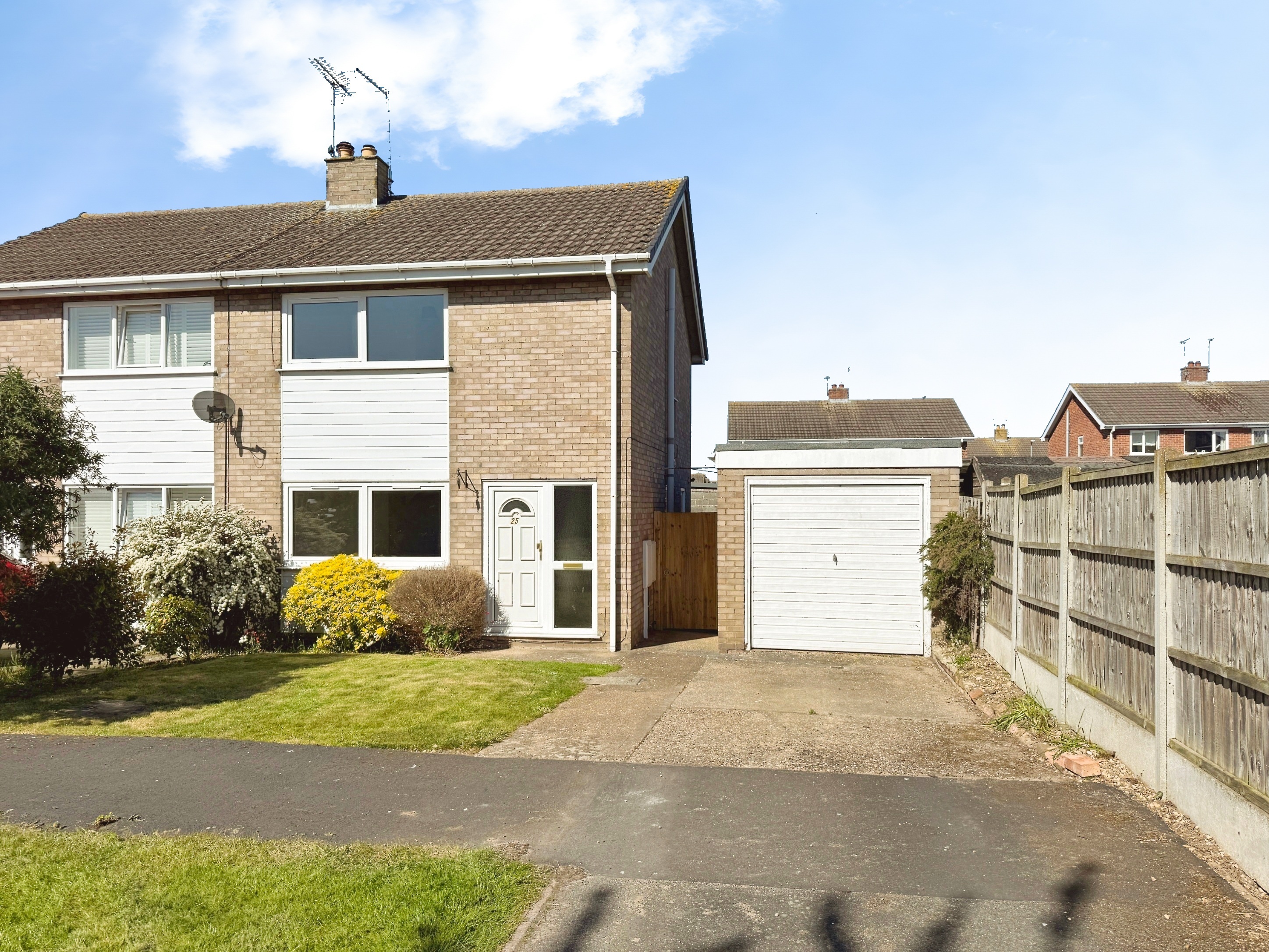 3 bedroom Semi-detached house To Let