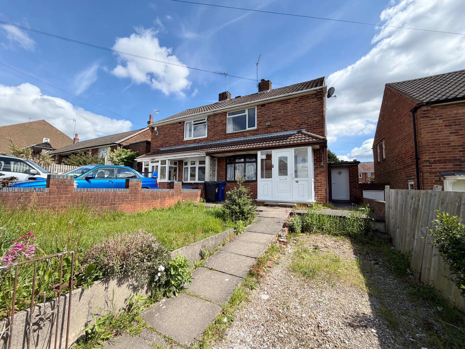 2 bedroom Semi-detached house Under Offer