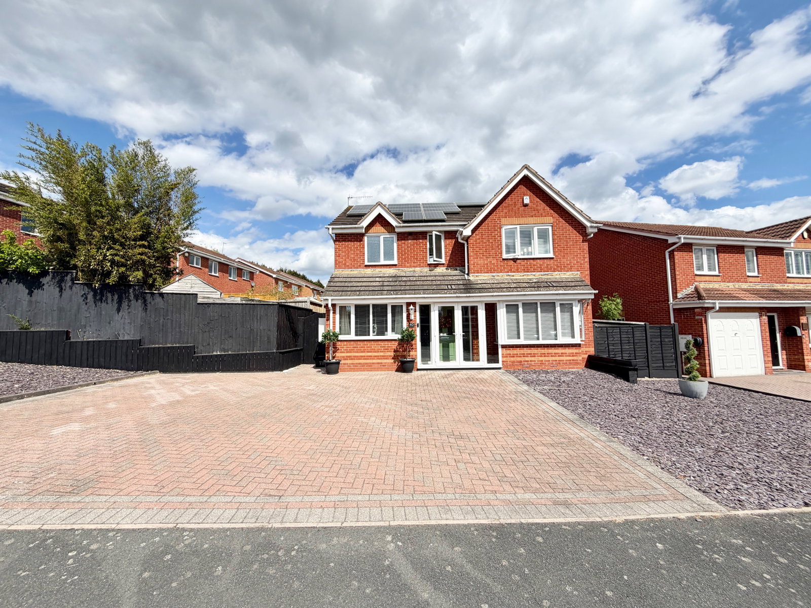 4 bedroom Detached house Under Offer
