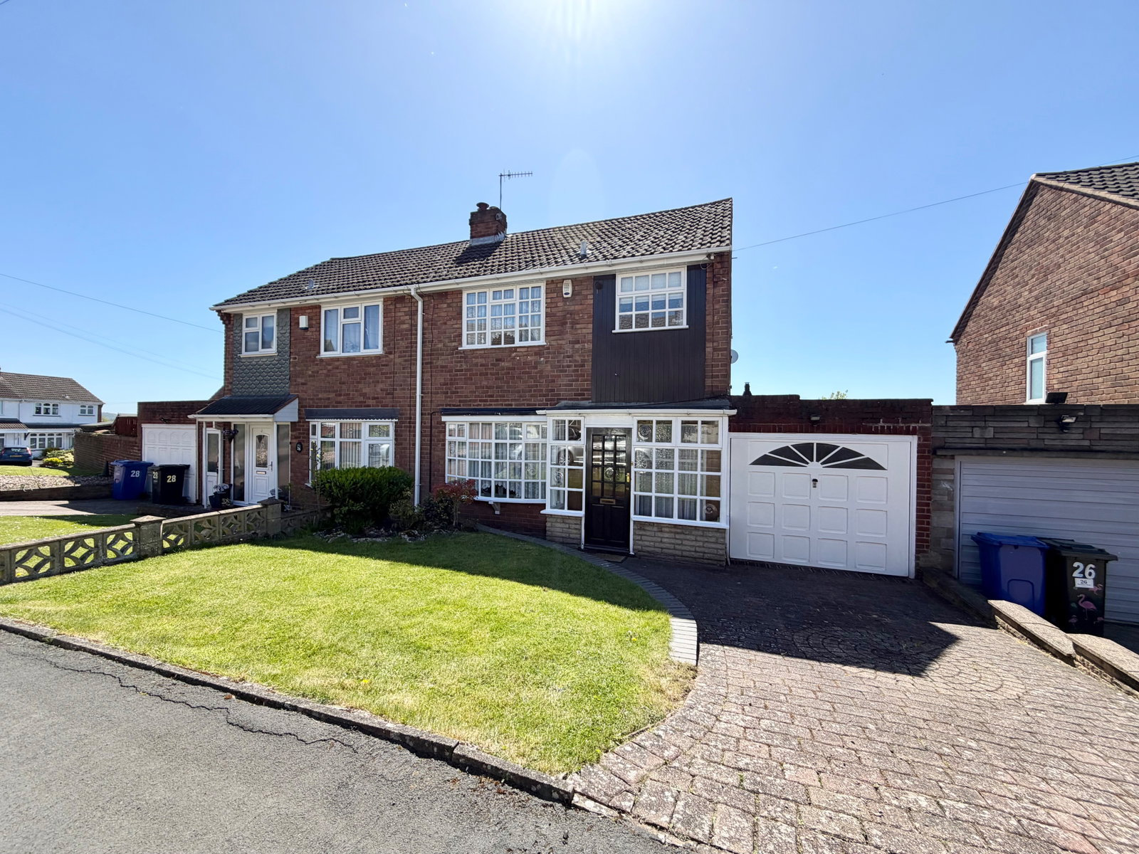 3 bedroom Semi-detached house Under Offer