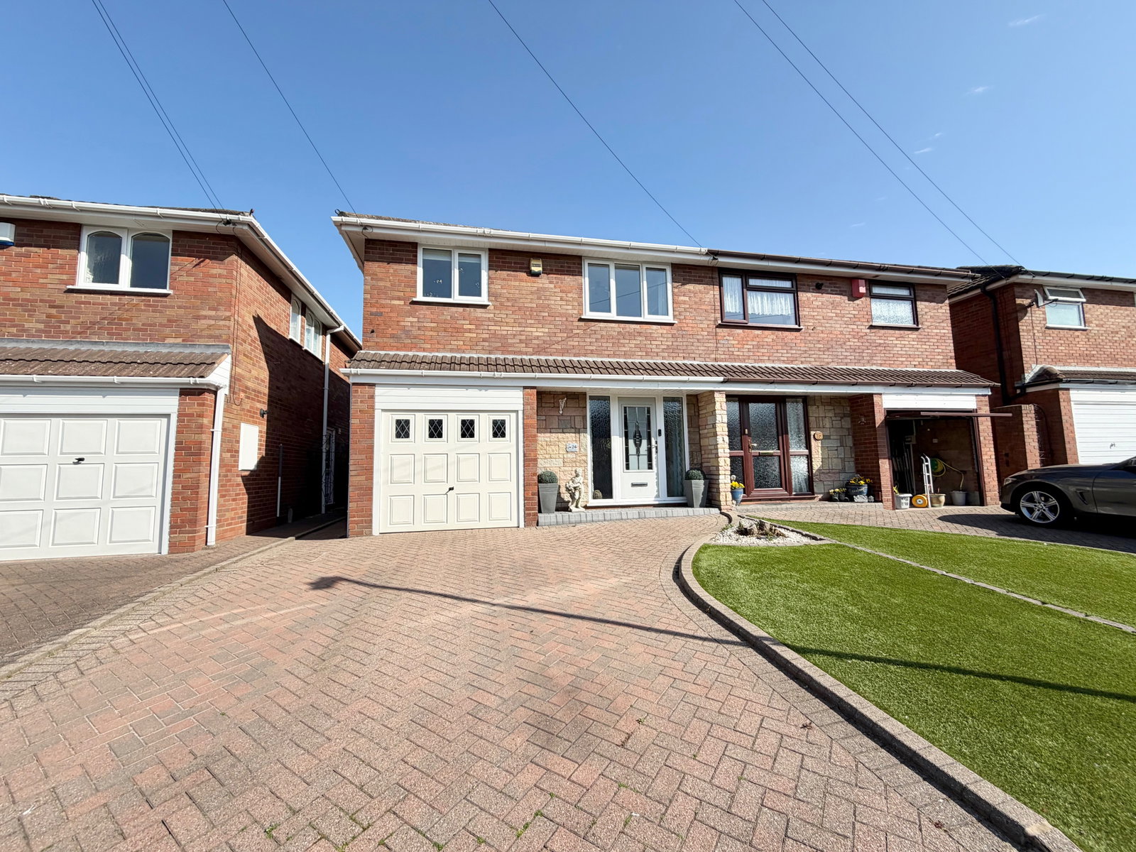3 bedroom Semi-detached house Under Offer