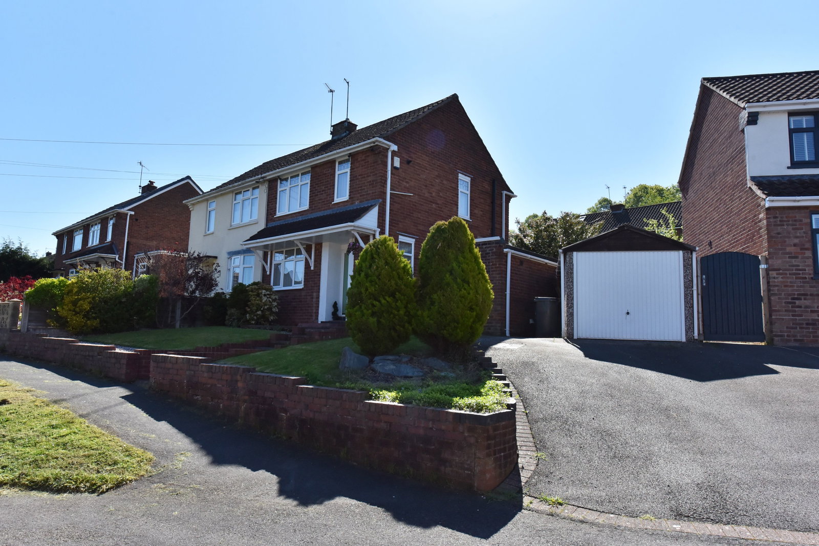 2 bedroom Semi-detached house Under Offer