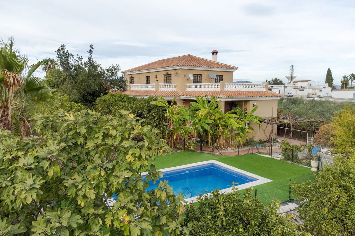 8 bedroom Villa For Sale