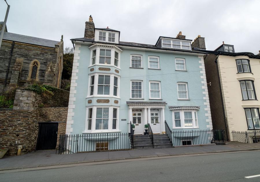 6 bedroom Detached house For Sale