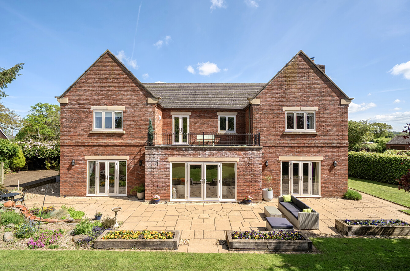5 bedroom Detached house Under Offer