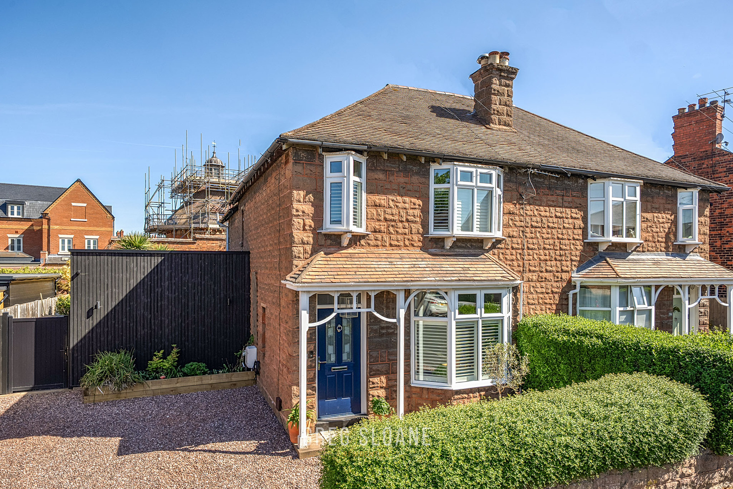 3 bedroom Semi-detached house Under Offer