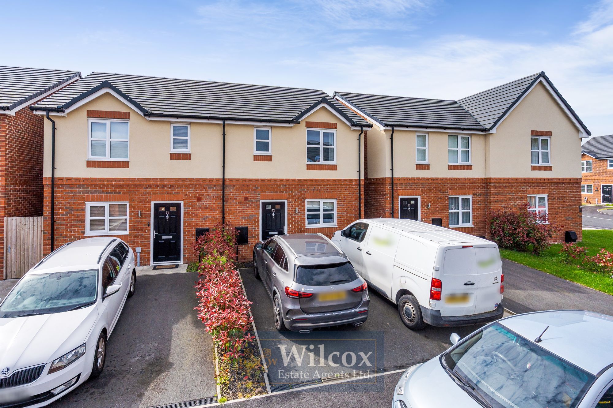 3 bedroom Semi-detached house Under Offer
