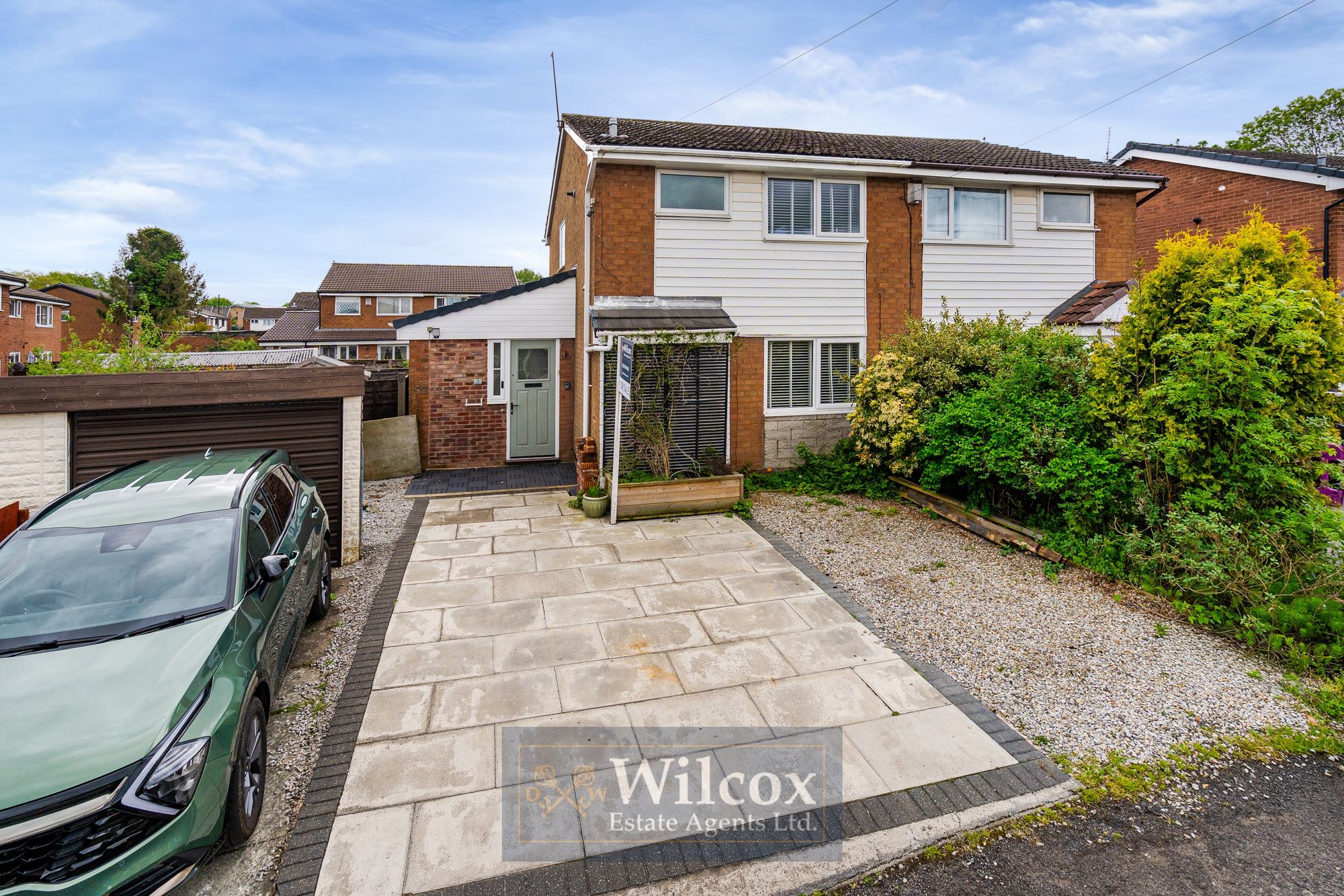 3 bedroom Semi-detached house Under Offer