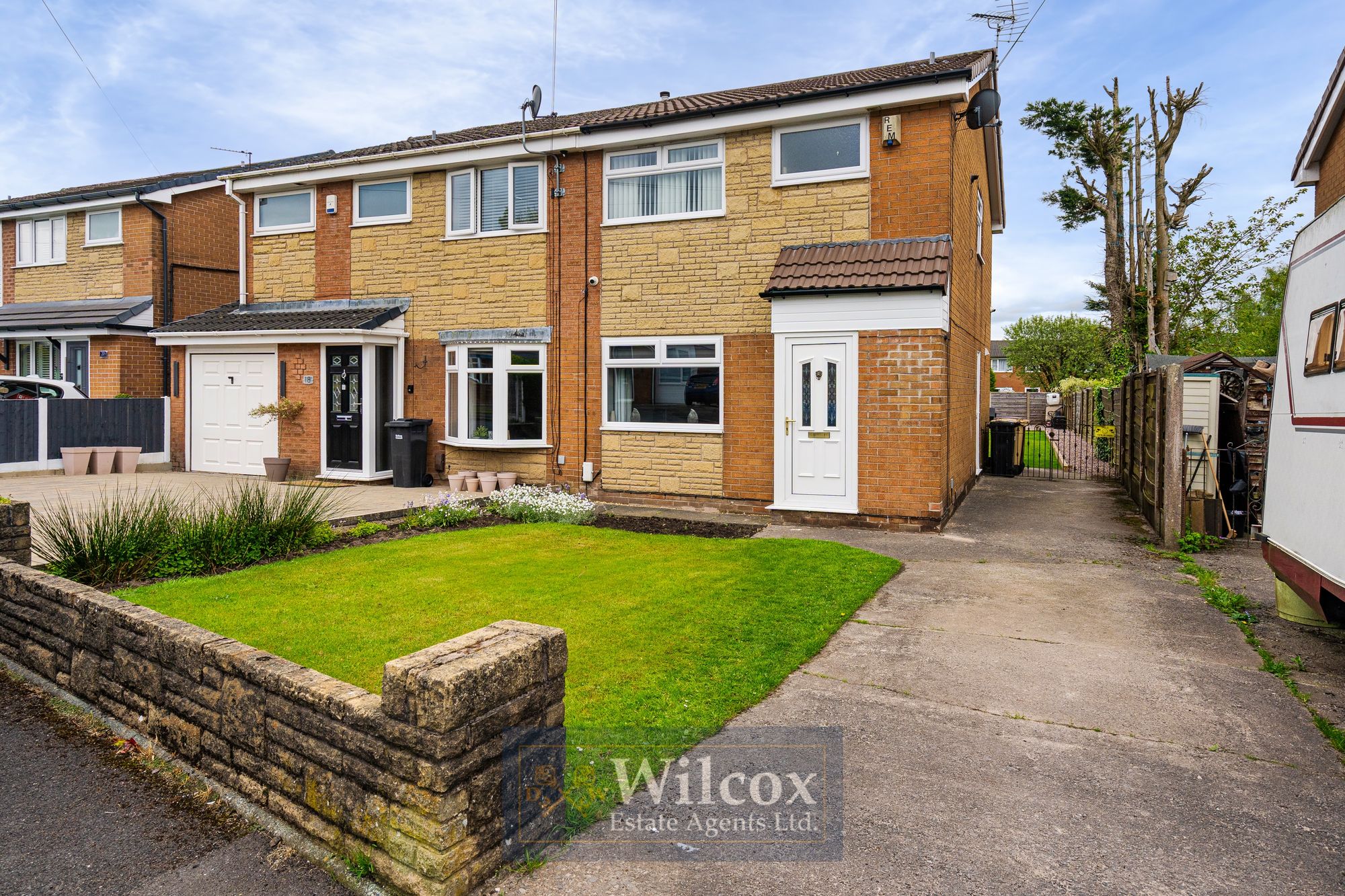 3 bedroom Semi-detached house Under Offer