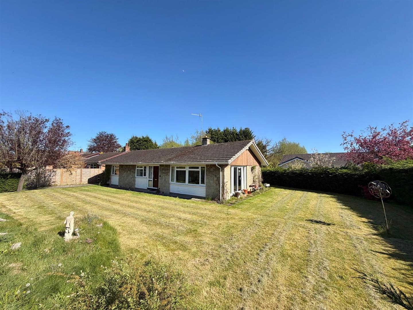4 bedroom Detached bungalow Under Offer