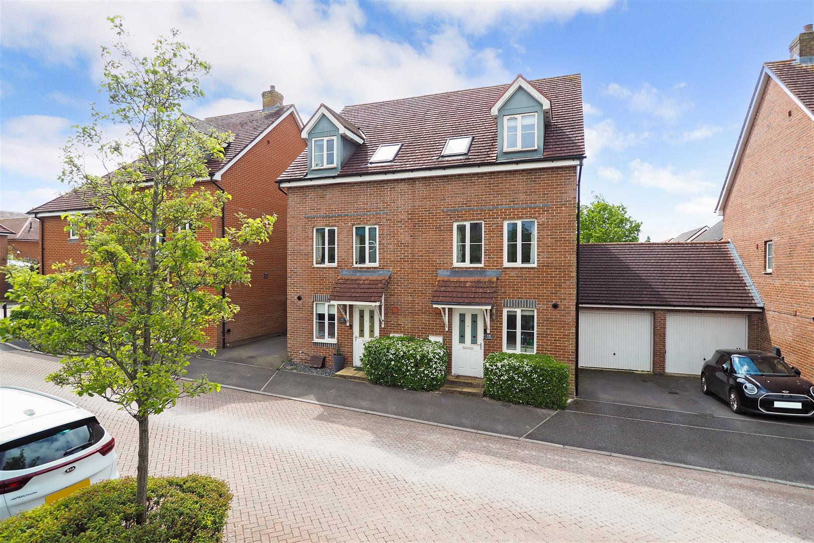 3 bedroom Semi-detached house Under Offer