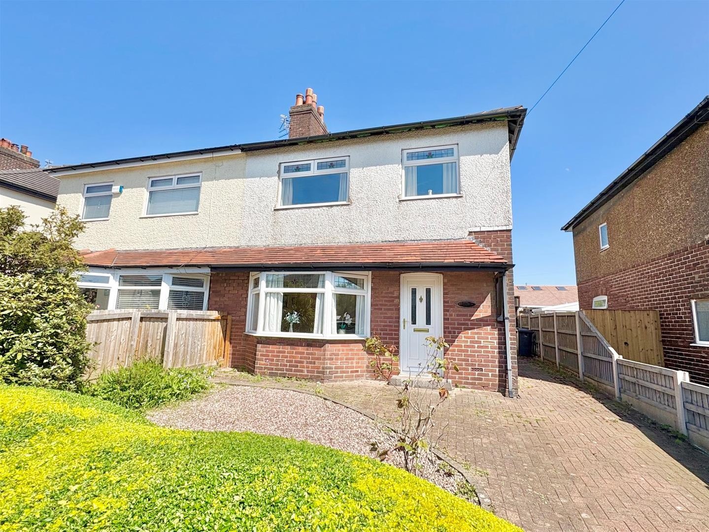 3 bedroom Semi-detached house Under Offer