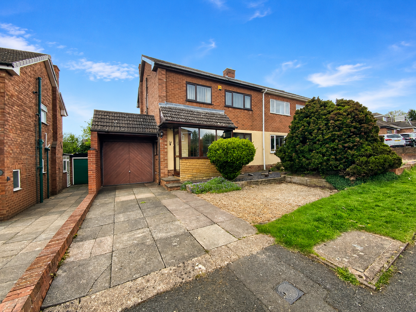 3 bedroom Semi-detached house Under Offer