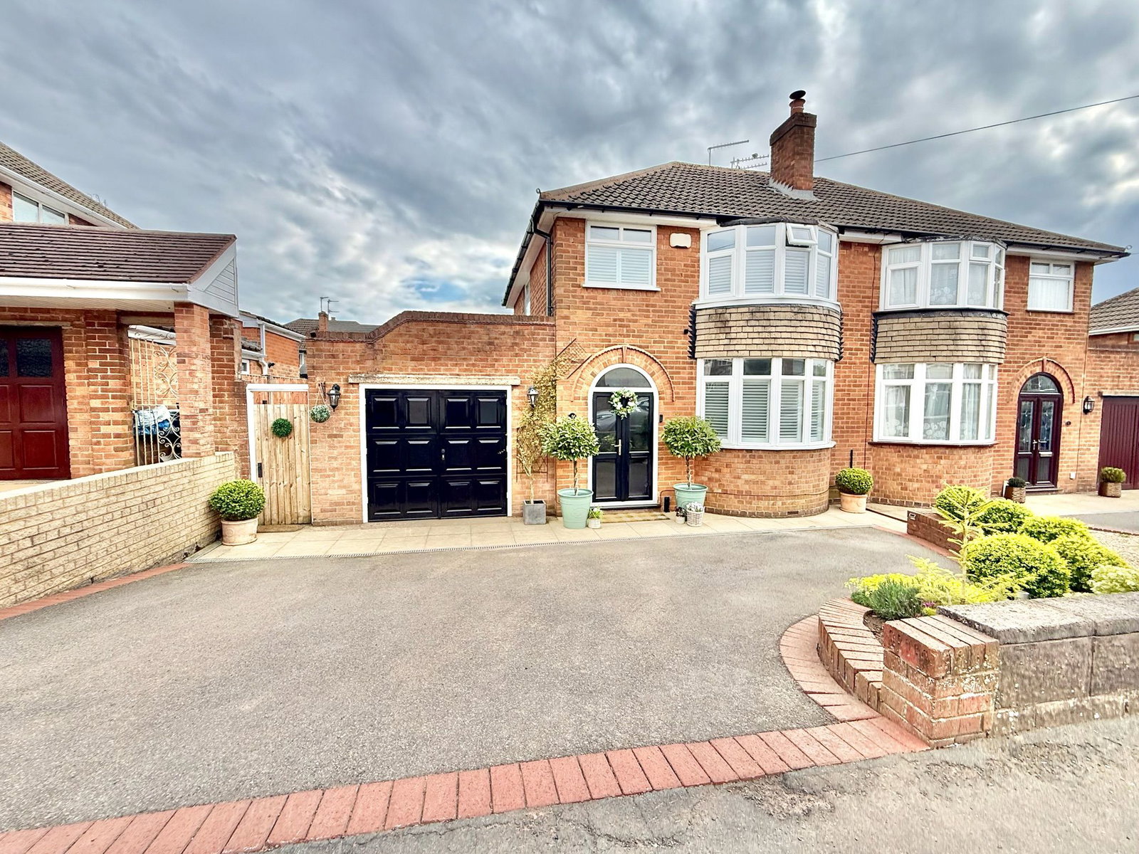 3 bedroom Semi-detached house Under Offer