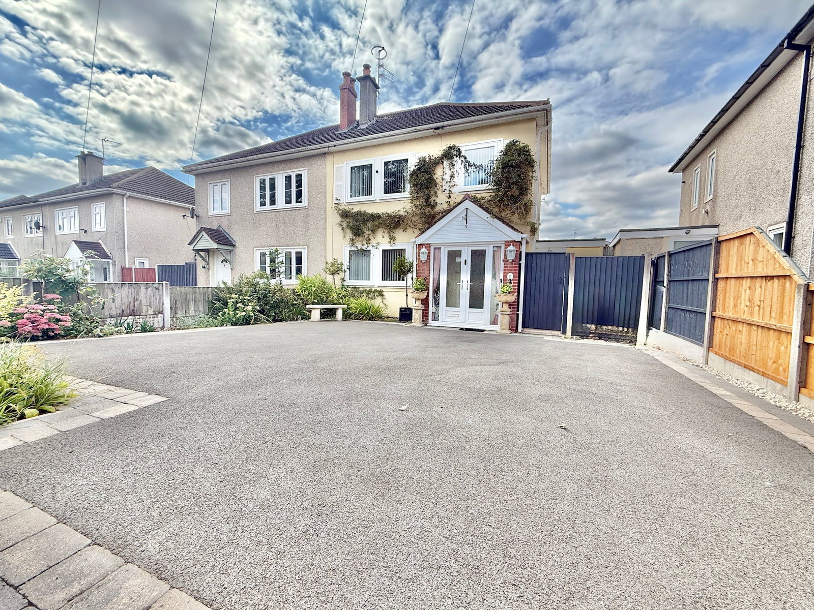 3 bedroom Semi-detached house Under Offer