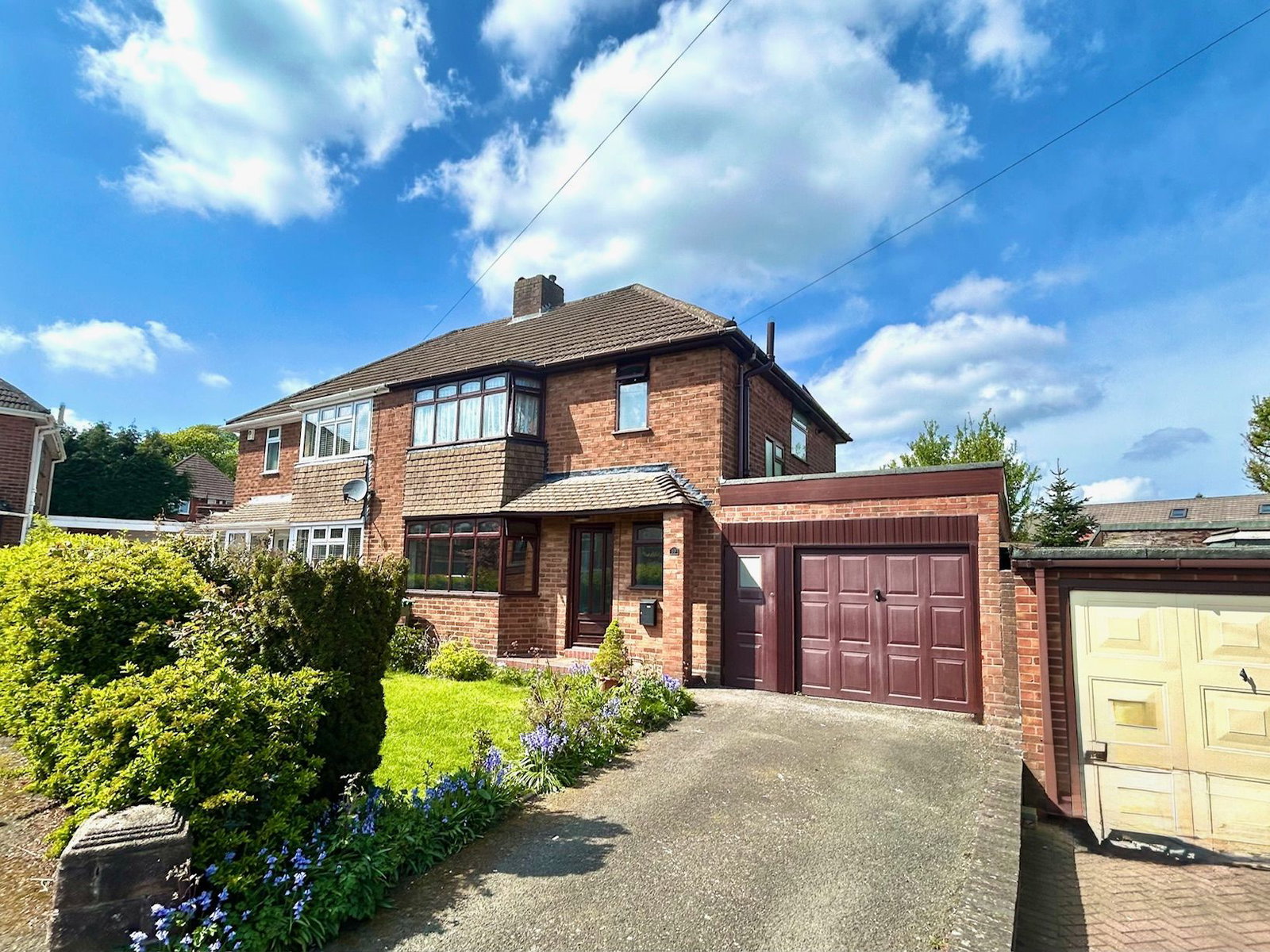 3 bedroom Semi-detached house Under Offer