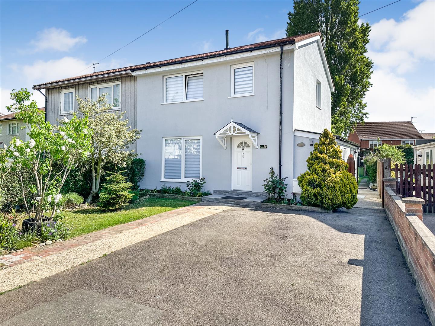 3 bedroom Semi-detached house Under Offer
