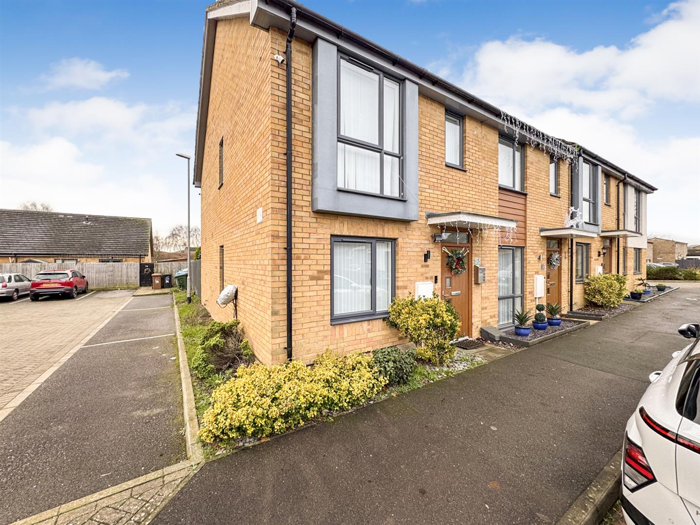 2 bedroom End of terrace house Under Offer