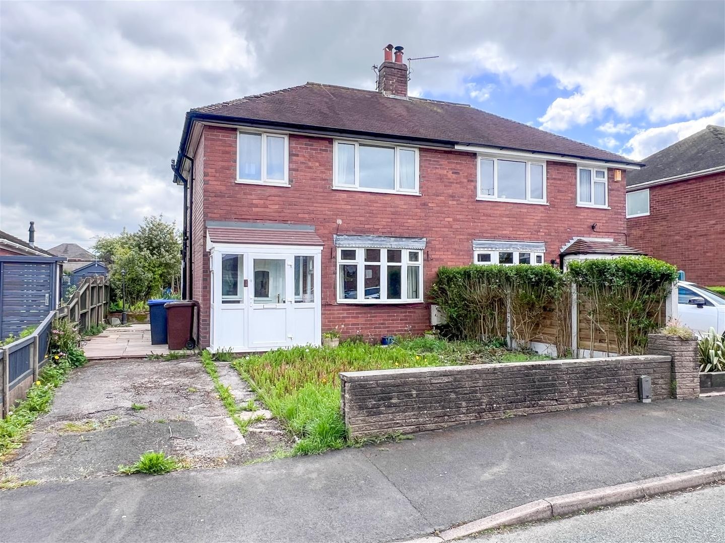 2 bedroom Semi-detached house Under Offer