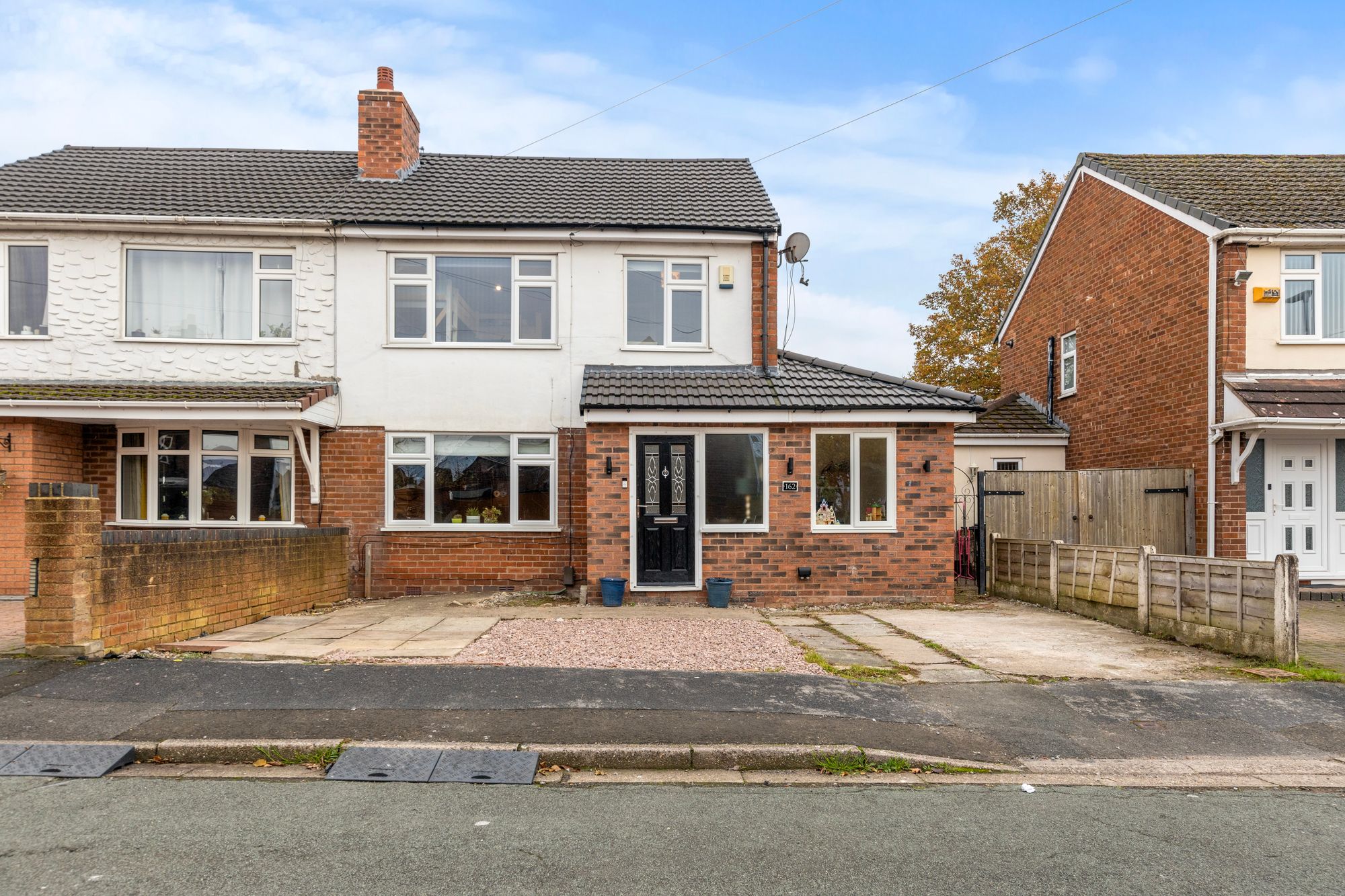 3 bedroom Semi-detached house Under Offer